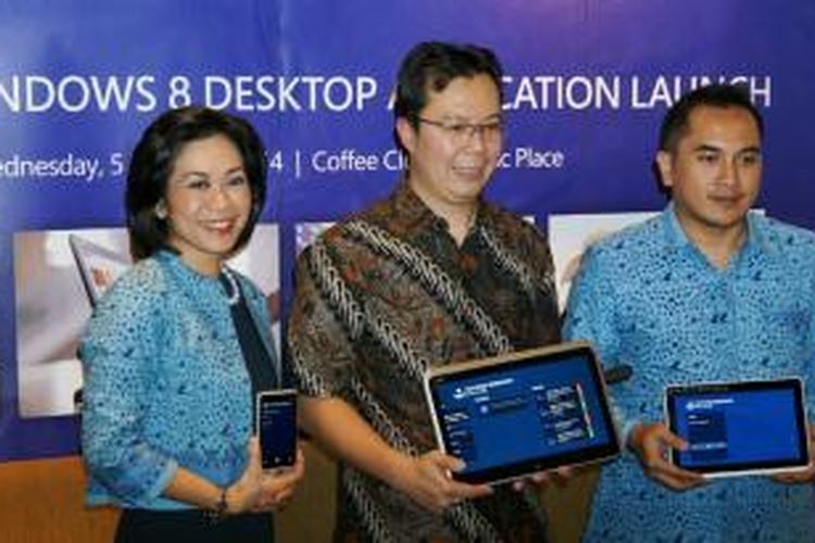 Presiden Direktur Blue BIrd Group Noni Purnomo (Kiri), Windows Business Group Head Microsoft Lucky Gani (tengah) dan Senior Manager Blue Bird Tony Andrianto dalam acara jumpa pers di Jakarta, Rabu (5/1/2014)