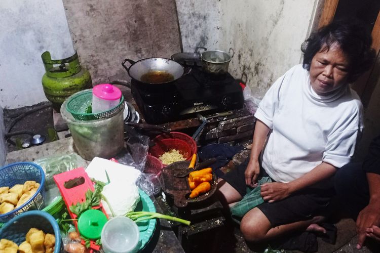 Marsi penyandang disabilitas yang juga memiliki anak disabilitas memilih berjualan gorengan di Bulan Ramadhan untuk menyambung hidup. Dua tahun terakhir PKH milik ankanya Supriyanto (28) tidak cair dengan alasan NIKnya tertukar dengan NIK ibunya.