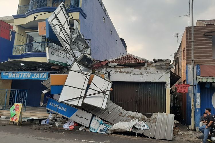Hujan angin dan hujan es menyebabkan sejumlah bangunan dan pohon tumbang di Rangkasbitung, Kabupaten Lebak, Banten, Sabtu (26/10/2019)