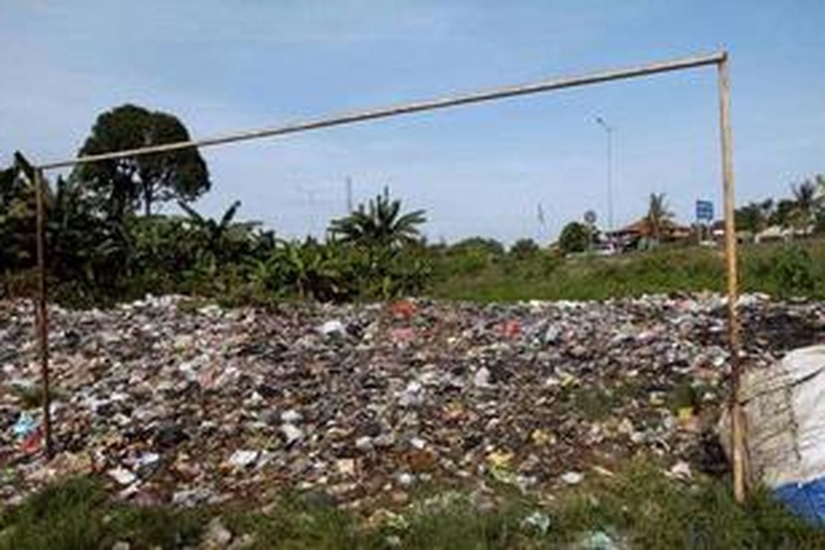 Pemulung mencari gelas dan  botol plastik di tempat pembuangan sampah warga di Kelurahan Pesanggrahan, Jakarta Selatan, Senin (15/4/2013). Rendahnya kesadaran warga untuk mengolah sampah membuat lokasi tersebut menjadi tempat pembuangan sampah.
