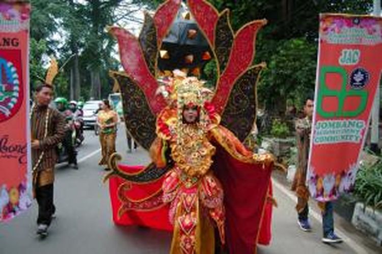 Peserta karnaval Festival Bunga dan Buah Nusantara (FBBN) 2015 menggunakan kostum unik mengelilingi Kebun Raya Bogor, Minggu (29/11/2015).