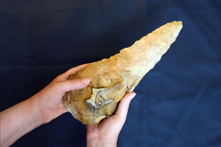 Kapak tangan raksasa yang diperkirakan berusia 300.000 tahun yang berasal dari zaman es.
