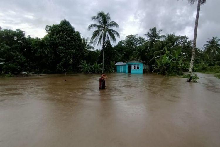 Petugas berupaya menangani banjir yang merendam wilayah Natuna, Kepulauan Riau, Kamis (2/12/2021). 

