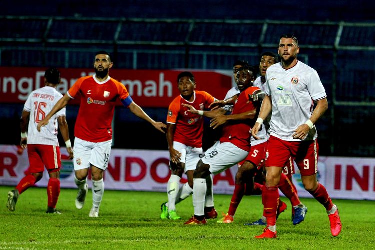 Pemain asing Persija Jakarta Marko Simic (kanan)) saat laga kedua babak penyisihan Piala Menpora 2021 yang berakhir dengan skor 0-4 di Stadion Kanjuruhan Kabupaten Malang, Jawa Timur, Sabtu (27/03/2021) malam.