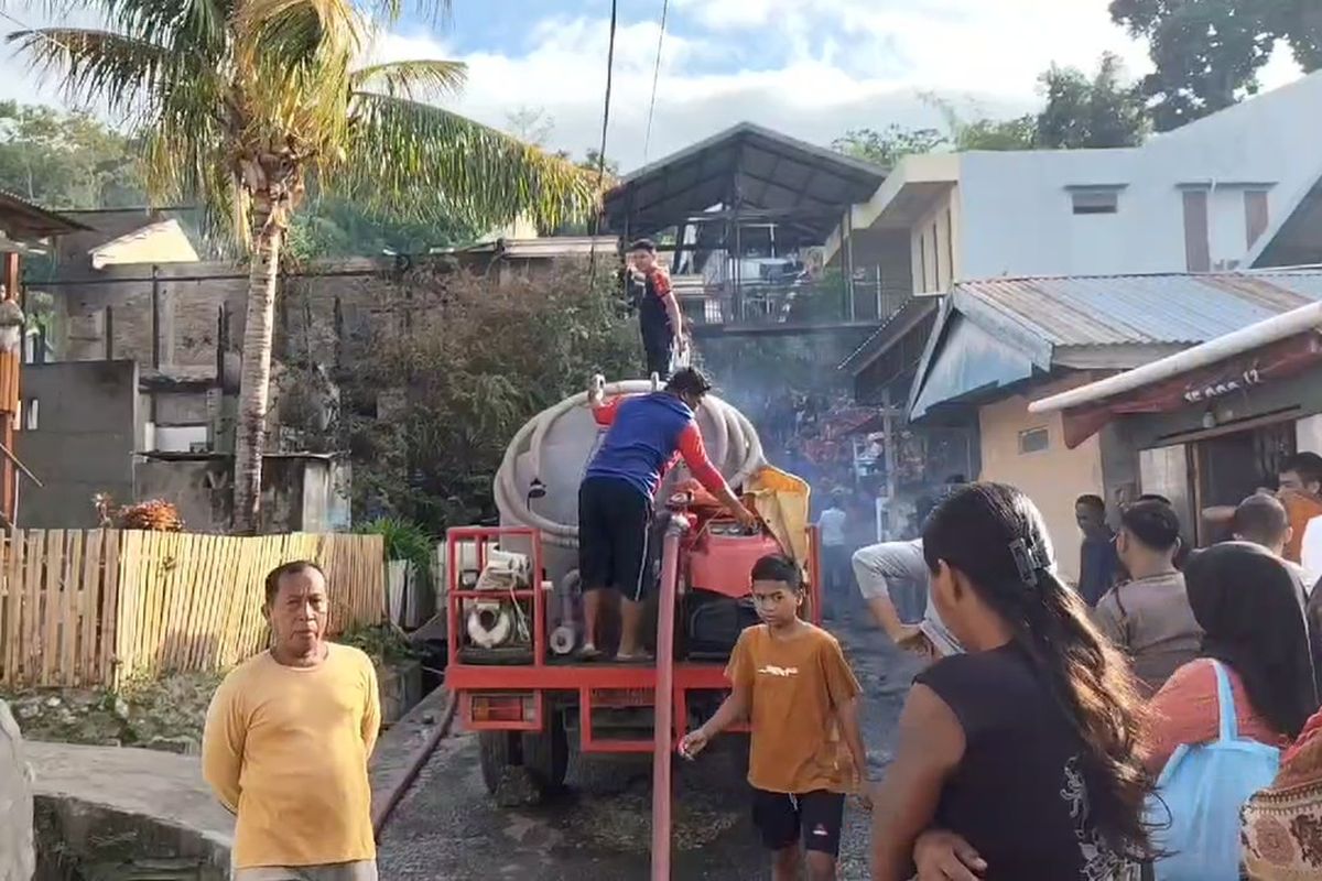 Tiga rumah di pemukiman padat penduduk di dusun Timbo-timbo, Kelurahan Pangali-ali, Kecamatan Banggae, Kabupaten Majene, Sulawesi Barat terbakar pada Jumat (2/8/2024).
