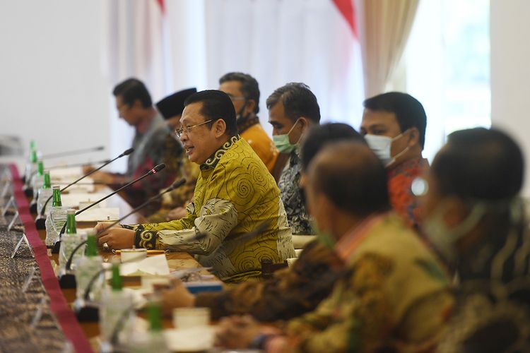 Ketua MPR Bambang Soesatyo (tengah) memberikan sambutan saat pertemuan dengan Presiden Joko Widodo di Istana Bogor, Jawa Barat, Rabu (8/7/2020). Pertemuan tersebut membahas sejumlah isu-isu kebangsaan.
