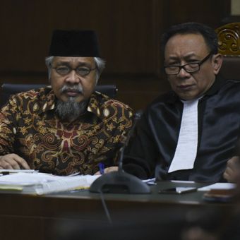 Terdakwa kasus korupsi penerbitan Izin Usaha Pertambangan, Nur Alam (kiri) mendengarkan keterangan saksi saat menjalani sidang lanjutan di Pengadilan Tipikor Jakarta, Senin (15/1). Sidang dengan terdakwa Gubernur nonaktif Sulawesi Tenggara itu berganda mendengarkan keterangan saksi. ANTARA FOTO/Hafidz Mubarak A/aww/18.