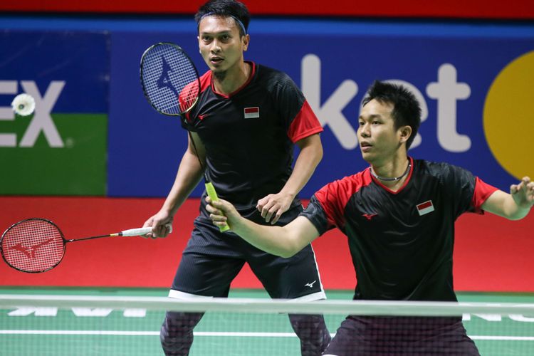 Ganda Putra Indonesia, Mohammad Ahsan dan Hendra Setiawan bertanding melawan ganda putra Jepang, Hiroyuki Endo dan Yuta Watanabe pada pertandingan perempat final BliBli Indonesia Open 2019 di Istora Senayan Jakarta, Jumat (19/7/2019). Ahsan - Setiawan melaju ke babak semifinal setelah menang 21-15, 9-21, dan 22-20.