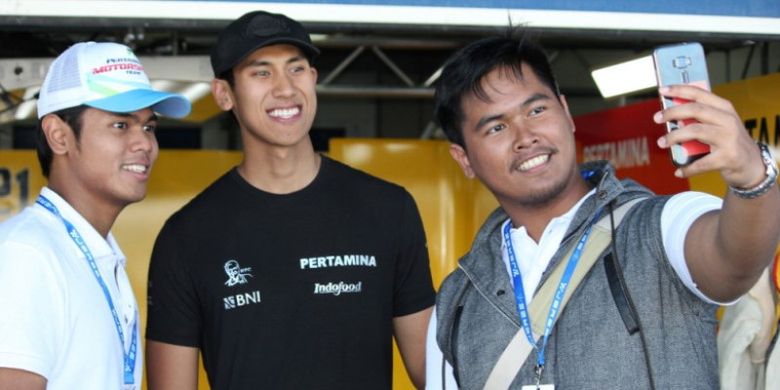 Sean Gelael (tengah), membela tim asal Italia, Prema, di musim ketiganya di Formula 2 tahun depan.