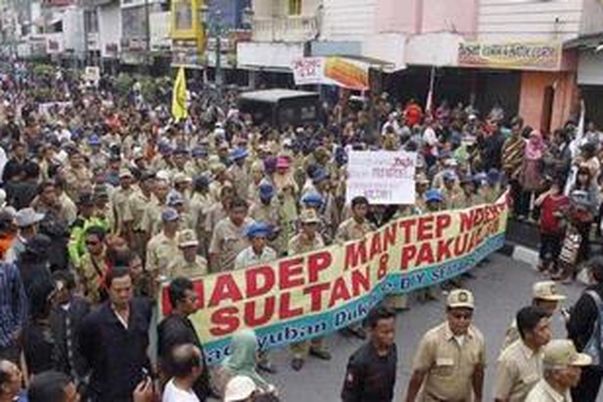 Warga DI Yogyakarta dari berbagai elemen mengikuti Sidang Rakyat di DPRD Provinsi Yogyakarta, Senin (13/12/2010). Ribuan warga mengikuti Sidang Rakyat untuk menuntut penetapan Gubernur dan Wakil Gubernur yang sedang dibahas oleh DPRD Provinsi DI Yogyakarta.