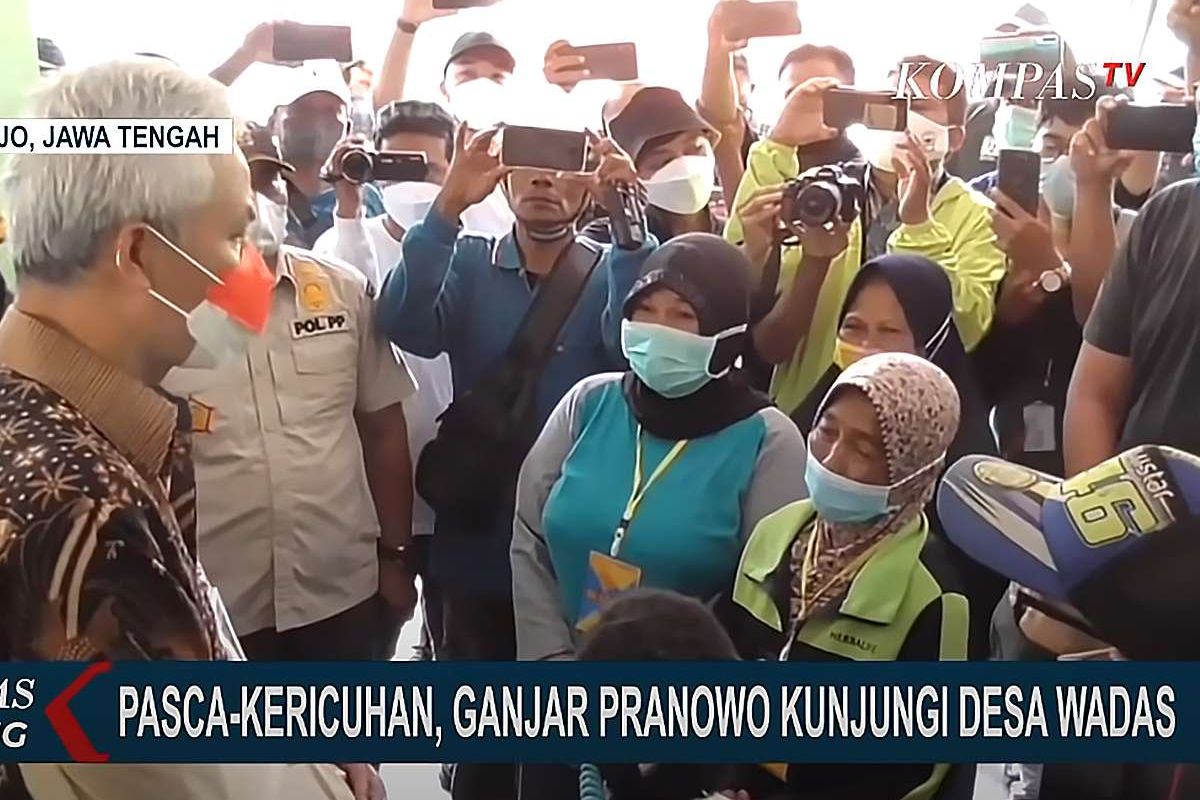 Gubernur Jawa Tengah Ganjar Pranowo menemui sejumlah warga di Desa Wadas, Kecamatan Bener, Purworejo, usai kericuhan yang terjadi akibat insiden pengukuran lahan, Rabu (9/2/2022). Sebelumnya, pengukuran lahan oleh BPN yang akan dijadikan tambang andesit guna pembangunan Bendungan Bener di Purworejo mendapatkan penolakan dari warga hingga terjadi kericuhan.