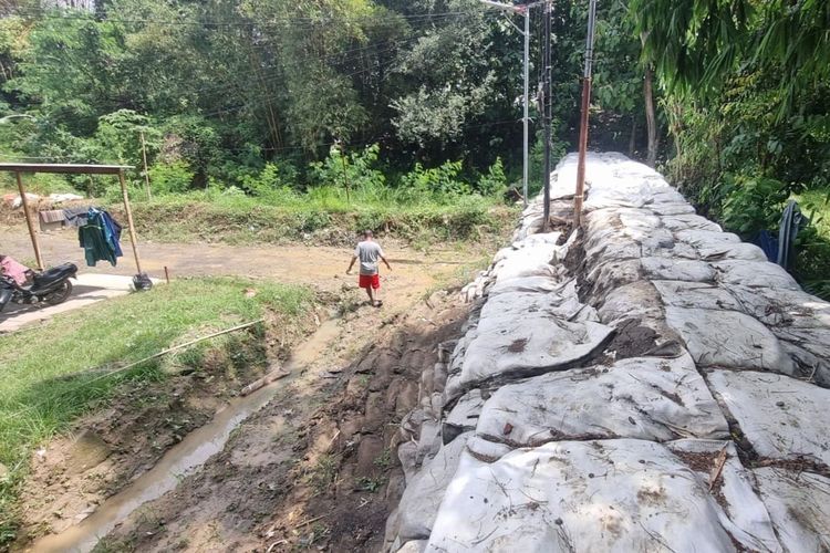 Kondisi perumahan Dinar Indah di Kota Semarang, pasca-terkepung limpasan air dari Sungai Babon pada Jumat (17/1/2025) pagi.