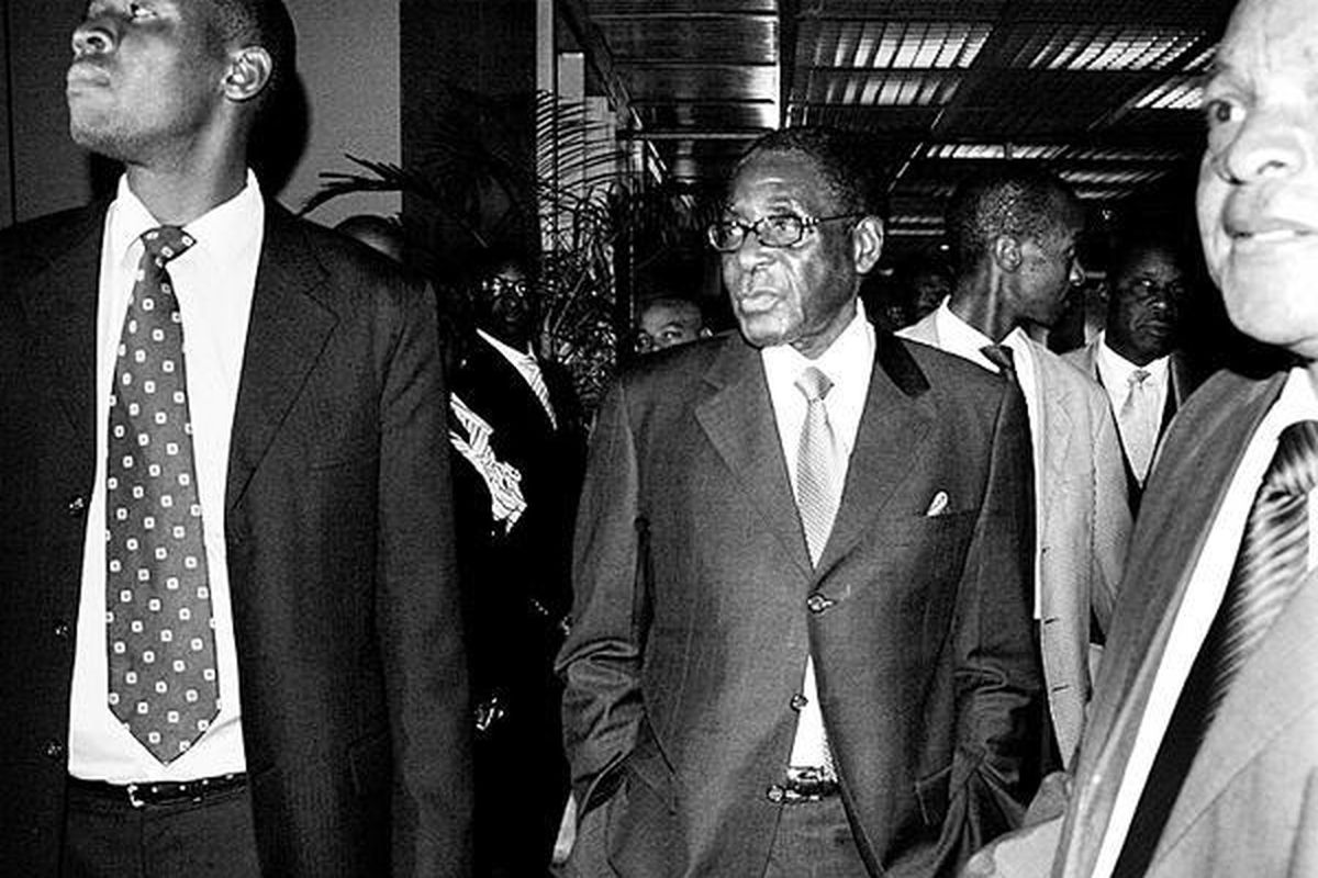 Presiden Zimbabwe Robert Mugabe meninggalkan tempat pembicaraan di Harare, Zimbabwe, Senin (11/8). Presiden Afrika Selatan Thabo Mbeki mempertemukan Mugabe dan tokoh oposisi Morgan Tsvangirai guna mencari jalan keluar krisis politik di negara itu.  