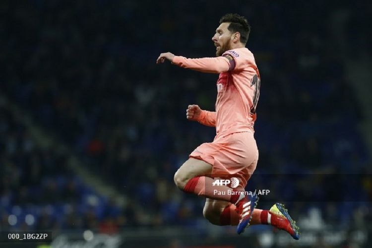 Gaya selebrasi Lionel Messi seusai mencetak gol pada Derbi Catalan, Espanyol vs Barcelona, dalam lanjutan La Liga Spanyol, 8 Desember 2018. 