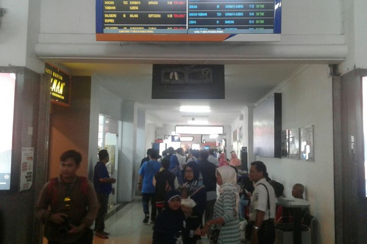 Sejumlah penumpang memadati Stasiun Solo Balapan di Solo, Jawa Tengah, Minggu (24/6/2018).