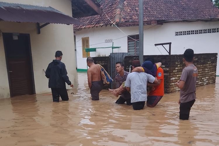 Banjir rob yang melanda rumah warga di Kampung Ulu, Muntok, Bangka Barat, Rabu (8/12/2021)
