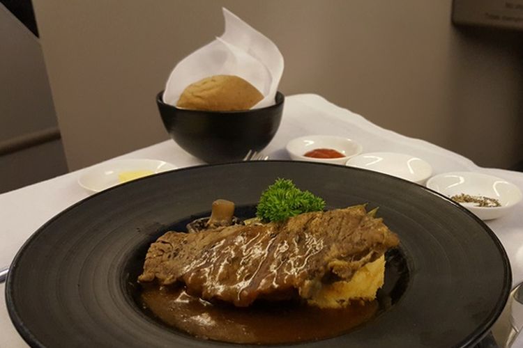 Grilled beef sirloin dan souffle kentang, salah satu menu makanan utama dalam penerbangan langsung Garuda Indonesia dari Jakarta ke London, Sabtu (4/11/2017).
