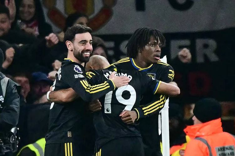 Patrick Dorgu merayakan gol dengan rekan satu timnya dalam pertandingan sepak bola Liga Inggris antara Arsenal vs Manchester United di Stadion Emirates di London pada 25 Januari 2026. (Foto oleh Ben STANSALL / AFP) 