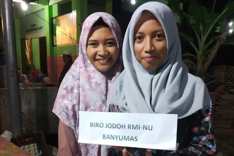Stand biro jodoh dibuka saat acara shalawat sekaligus peluncuran program biro jodoh di Pondok Pesantren Miftahul Falah, Buniayu, Tambak, Kabupaten Banyumas, Jawa Tengah, Jumat (31/5/2019) malam.