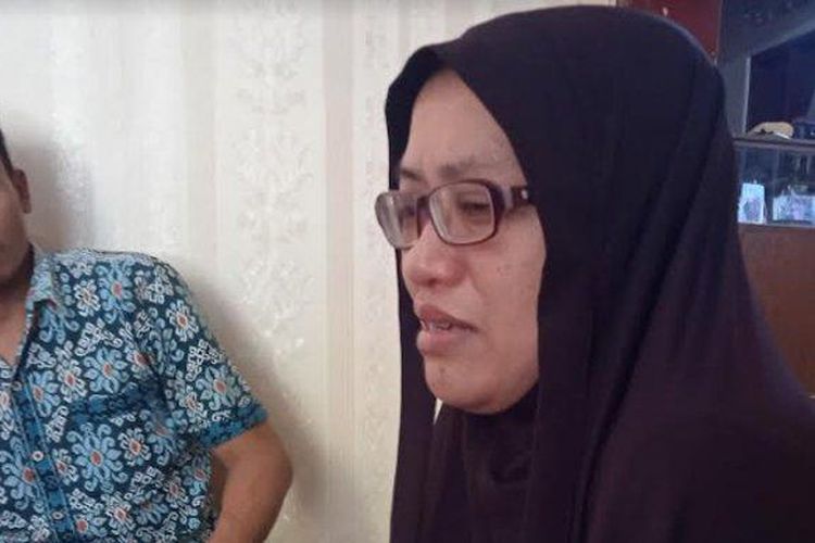 Fitria Ekasari, ibu atlet tinju Bondowoso Farhat Mika Rahel Riyanto, saat ditemui di rumahnya di Kelurahan Kota Kulon Kecamatan/Kabupaten Bondowoso, Selasa (12/9/2023). 