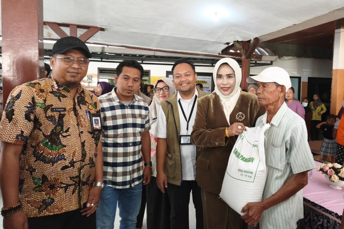 Wakil Bupati Sidoarjo Mimik Idayana saat membagikan paket sembako.