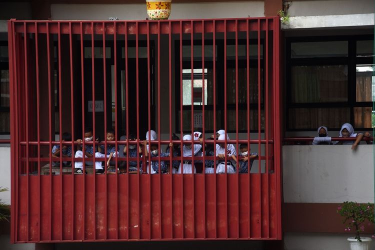 Sejumlah murid menunggu dimulainya kegiatan belajar di SDN Lenteng Agung 07, Jakarta, Kamis (12/5/2022). Kegiatan belajar di sekolah yang mencakup wilayah DKI Jakarta, Banten, dan Jawa Barat  kembali dimulai pascalibur lebaran. ANTARA FOTO/Indrianto Eko Suwarso/foc.