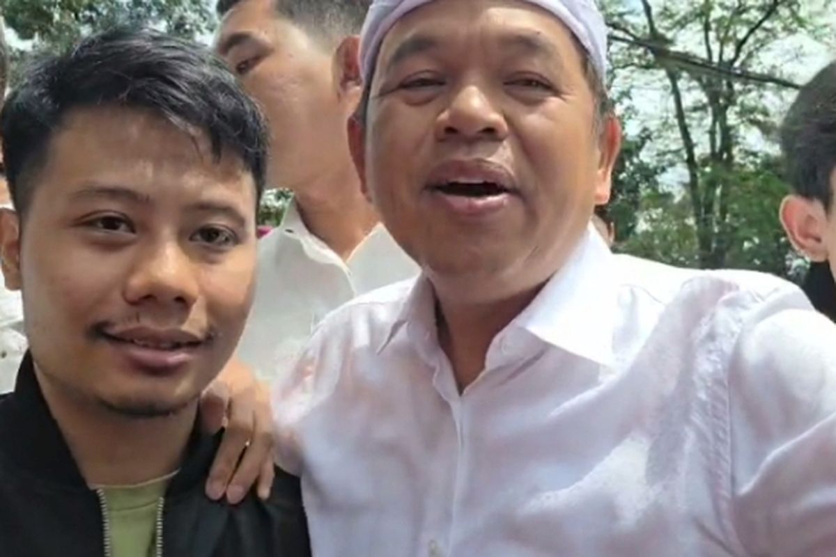 Gubernur Jabar, Dedi Mulyadi bersama Dery, pemilik kios di samping Gedung DPRD Jawa Barat, Jalan Diponegoro, Kota Bandung yang tempat usahanya terbakar buntut aksi unjuk rasa pada Jumat (29/8/2025) malam.