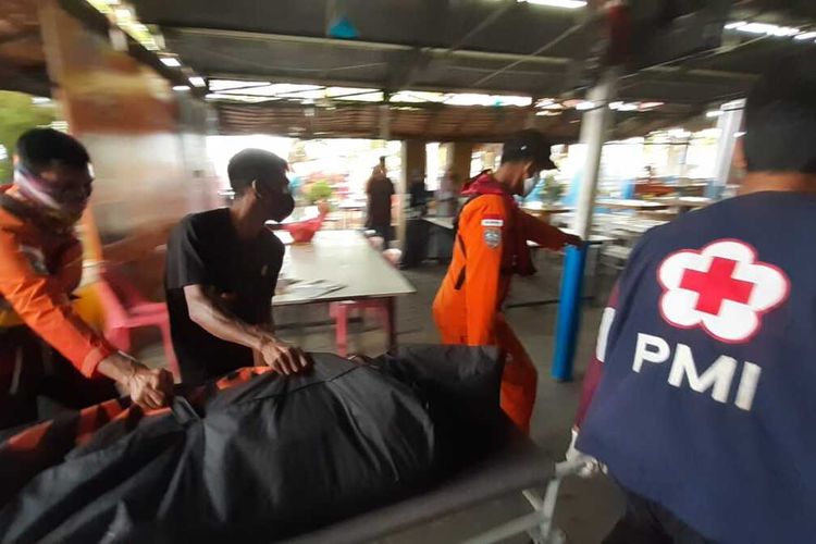 Tim SAR dan PMI mengevakuasi korban tenggelam dari boat pancing yang ditumpangi warga turunan tionghoa di Banda Aceh. Sebuah boat pancing yang ditumpangi warga turunan tionghoa terbalik dihantam ombak besar, Minggu (21/6/2020) saat akan menepi ke dermaga pelabuhan, tujuh penumpang selamat dan dua lainnya meninggal dunia.