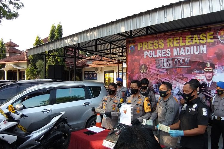 Kapolres Madiun AKBP R. Bagoes Wibisono merilis kasus penipuan bermodus menggadaikan mobil dan sepeda motor rental di Mapolres Madiun, Selasa (29/9/2020) sore.