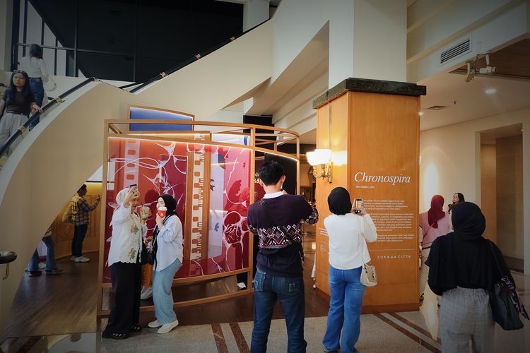 Pameran seni Chronospira di Artotel Gelora Senayan, Minggu (27/7/2025). 