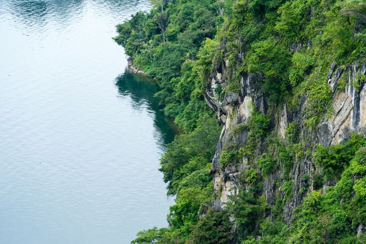 Batu Gantung Parapat, salah satu wisata sekitar Danau Toba Sumatera Utara yang bisa dikunjungi.