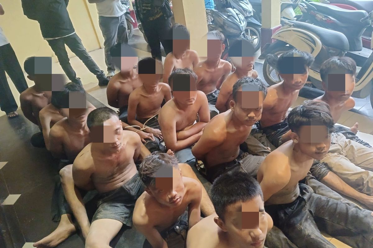 Puluhan remaja yang tergabung dalam geng motor ditangkap saat hendak tawuran di dua lokasi di Kecamatan Medan Marelan, Kota Medan pada Minggu (21/7/2024).