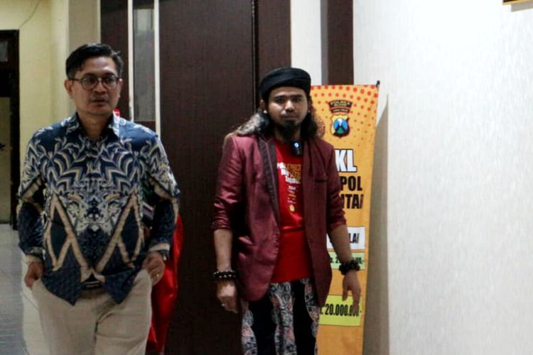 Samsudin dan pengacara Supriarno berada di Kantor Polres Blitar usai mengikuti mediasi, Selasa (2/8/2022) malam. Samsudin memberikan keterangan soal tuntutan penutupan Padepokan Nur Dzat Sejati di Blitar, Jawa Timur.
