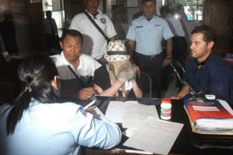 Terpidana kasus narkoba Schapelle Leigh Corby yang sekira pukul 8.40 WITA, Senin (10/2/2014) keluar dari Lembaga Pemasyarakatan Kerobokan, Denpasar, Bali, tampak menutupi wajahnya dengan mengenakan topi berwarna krem.