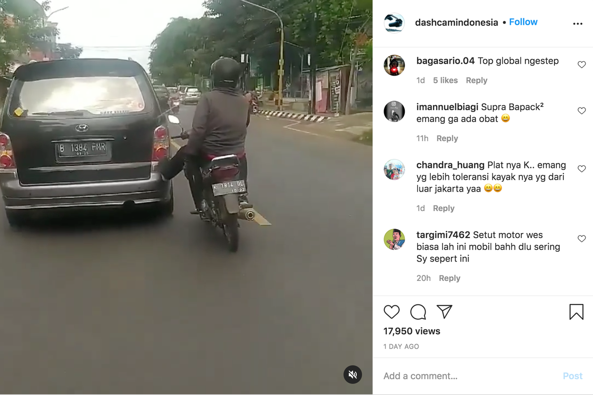 Pengemudi motor dorong mobil mogok pakai kaki