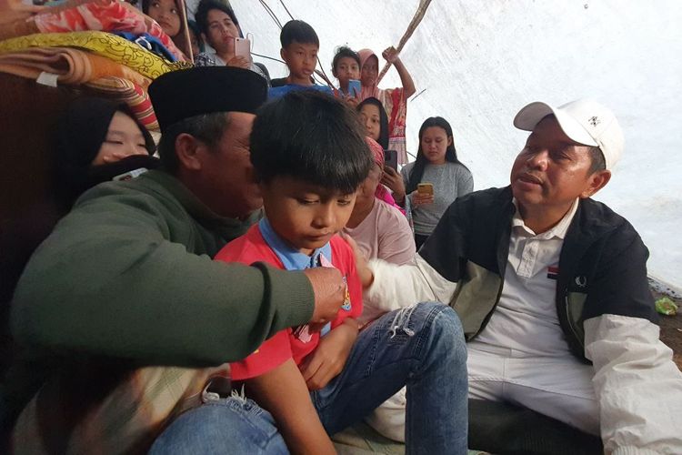 Anggota DPR RI, Dedi Mulyadi, saat menyalurkan bantuan kepada korban gempa Cianjur, Jawa Barat, Jumat (25/11/2022)