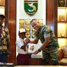 Beri Penghormatan Saat Jokowi Lewat, Raul Siswa SD Asal Papua Dapat Penghargaan dari Pangdam