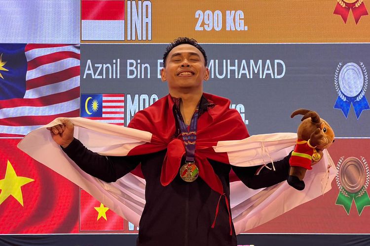 Ekspresi bahagia lifter Indonesia, Eko Yuli Irawan, seusai berhasil meraih medali emas SEA Games 2021 dari nomor andalannya 61 kg pada Jumat (20/5/2022).