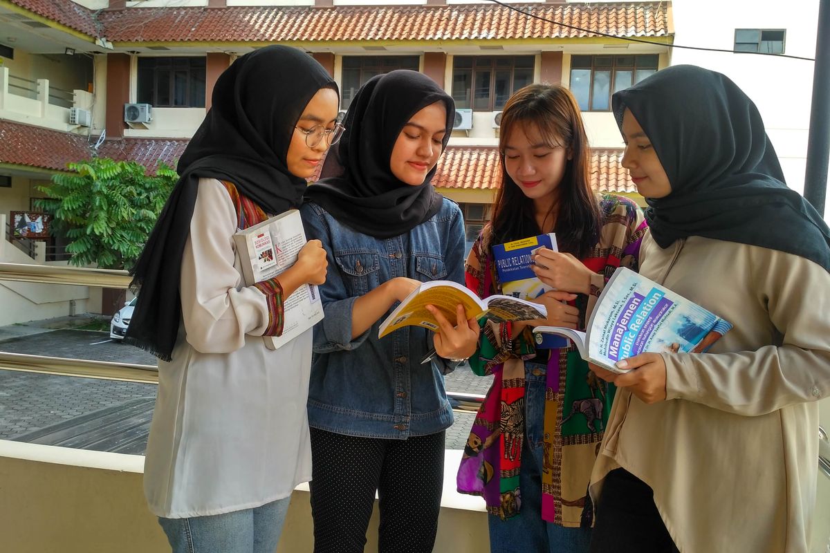 Mahasiswa Ilmu Komunikasi UPN Veteran Yogyakarta saat di kampus.