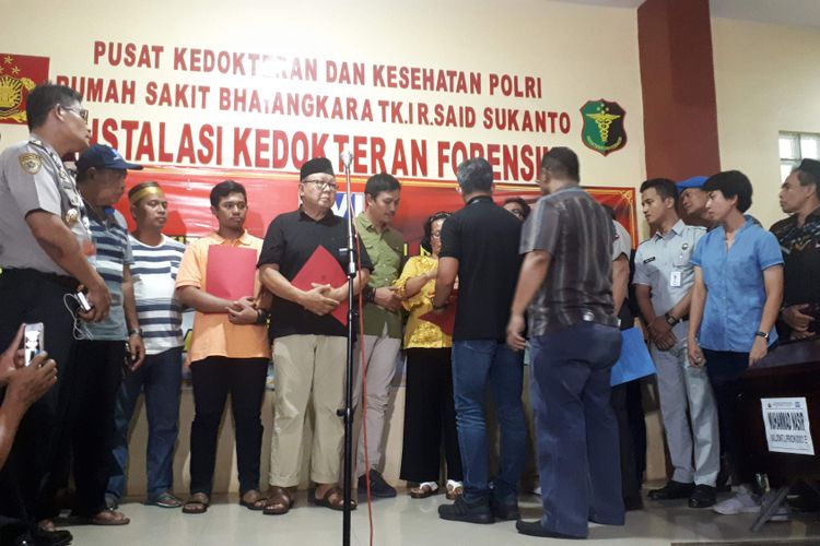 Muhammad Sidik (baju hitam memegang map merah), ayah dari salah satu korban jatuhnya pesawat Lion Air PK-LQP bernama Dodi Junaidi (40).