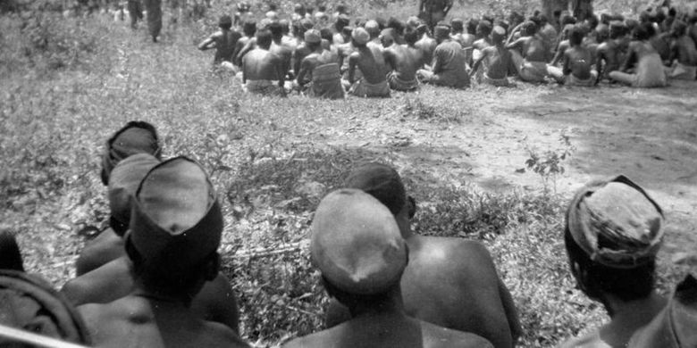Warga diminta berkumpul untuk menyaksikan eksekusi di Sulawesi Selatan tahun 1947.