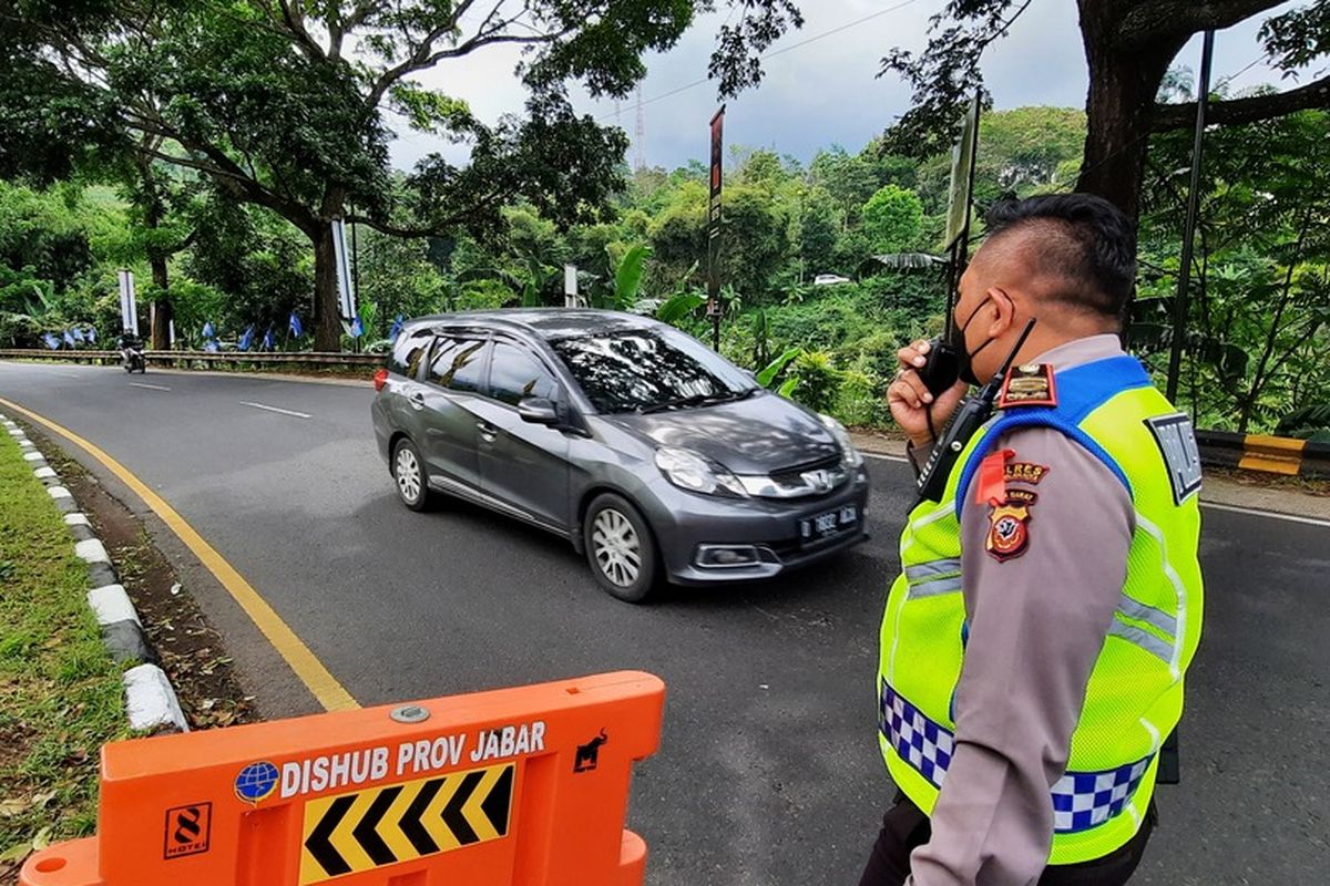 Ilustrasi polisi mengamankan arus lalu lintas. Arus volume kendaraan pemudik lewat jalur Gentong Tasikmalaya, Jawa Barat, mulai mengalami peningkatan sampai 50 persen pada H-2 Lebaran, Sabtu (30/4/2022).