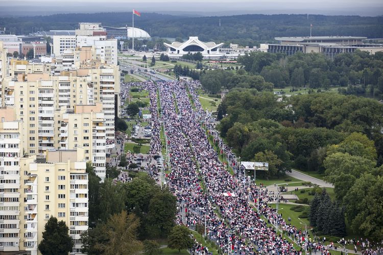 Pendukung oposisi Belarus membawa bendera lama Belarus berjalan menuju Istana Kemerdekaan, kediaman resmi Presiden Belarus Alexander Lukasheno di Minsk, pada Minggu (6/9/2020). Demo akhir pekan itu menandai 5 minggu beruntun aksi unjuk rasa, yang menuntut Lukashenko mundur buntut dari pemilu yang disengketakan.