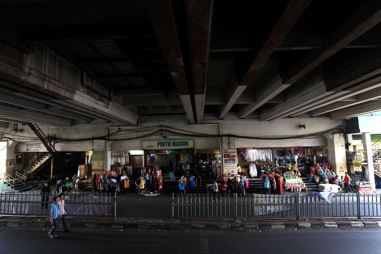 Suasana Pasar Tanah Abang Blok B, Jakarta Pusat terlihat sepi karena masih tutup libur lebaran, Jumat (24/7/2015). Pasar Tanah Abang Blok A dan B akan kembali buka pada Senin (27/7/2015). KOMPAS IMAGES/KRISTIANTO PURNOMO