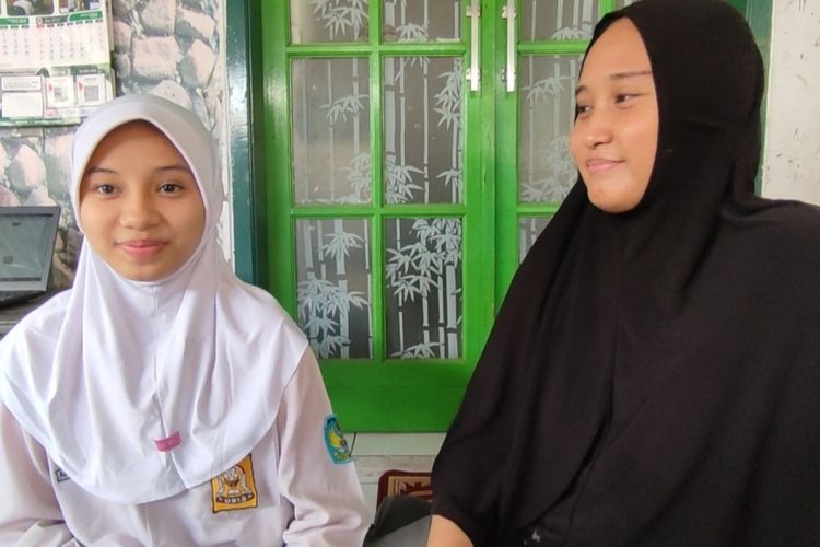 Kurnia Handayani (39) memeluk putri keduanya, Aulia Zulfa Ramadhani (19) di ruang tamu rumahnya, di Perumahan Bima, Kecamatan Kesambi, Kota Cirebon, Jawa Barat, Senin (20/6/2022) siang. Kurnia sangat bahagia karena putri keduanya, dinyatakan lulus PPDB tahap 1, dan diterima di SMAN 4 Kota Cirebon.