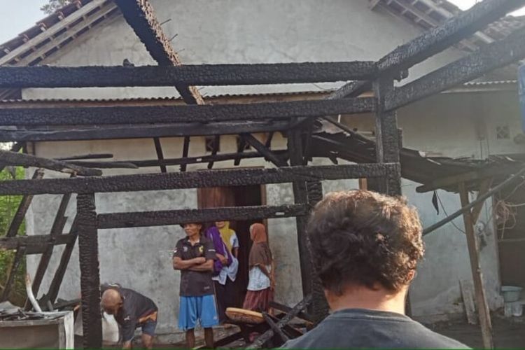 Lokasi kebakaran rumah milik warga Padukuhan Wiyoko Tengah, Kalurahan Plembutan, Playen, Gunungkidul. Minggu (30/6/2024)