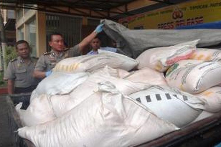 Kapolres Jember, Jawa Timur, AKBP Sabilul Alif, menunjukkan barang bukti ratusan sak pupuk bersubsidi yang ditimbun pelaku, Paerah (56), warga Desa Jambearum, Kecamatan Puger, Kamis (22/1/2015).