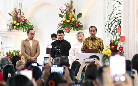 Jokowi Visits Churches to Greet Christians Celebrating Christmas