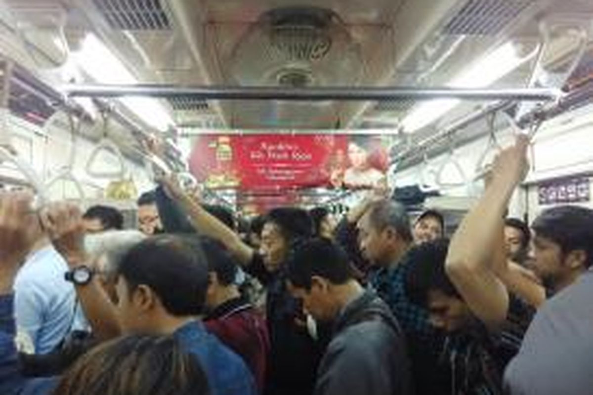 Suasana di dalam gerbong KRL relasi Serpong - Tanah Abang pada Senin (27/7/2015)