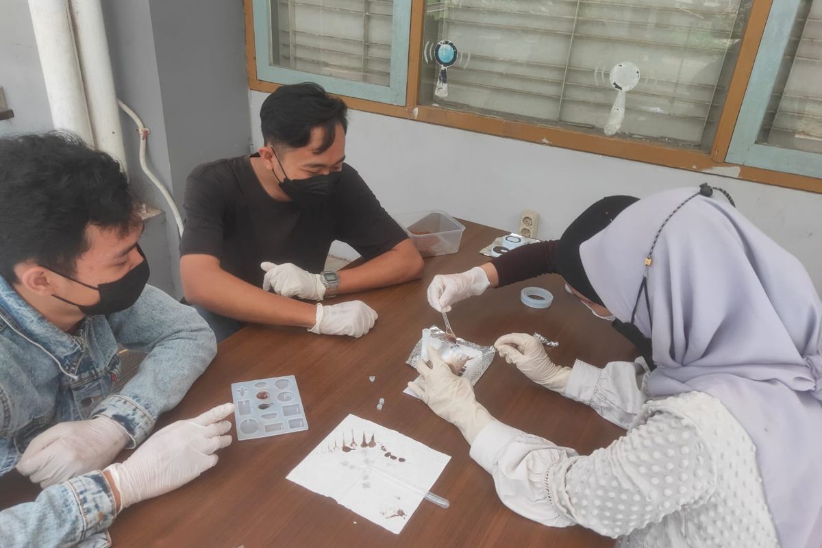 Salah satu proses dalam pembuatan jam tangan dari ampas kopi. 